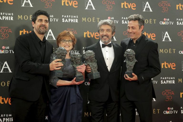 O elenco ganhador por 'Truman': o diretor, Cesc Gay, a produtora, Marta Esteban, o ator Ricardo Darín e o roteirista Tomàs Aragay.