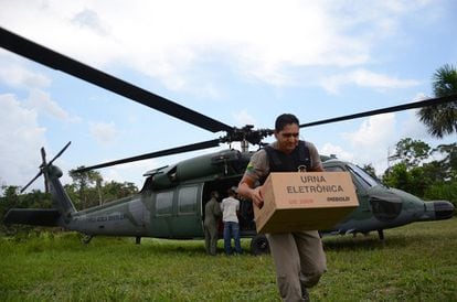 Helicópteros da Aeronáutica levam urnas eletrônicas a localidades ribeirinhas do Acre.