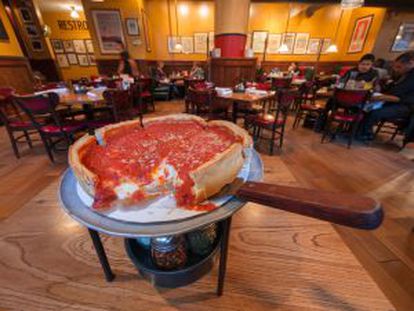 Pizza típica de Chicago, borda alta e grossa, como se fosse uma torta, no restaurante Giordano's.