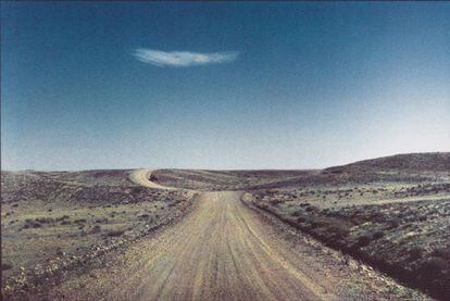 O mais norte-americano dos fotógrafos franceses, como definiu um colega, soube captar como poucos a geometria e a cor dessas terras. Aqui, uma estrada no deserto do sul do Novo México.