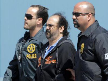 Agentes da DEA escoltam um paramilitar colombiano, em 2008.