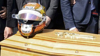 Pilotos, mecânicos e dirigentes do mundo da Fórmula 1 se despedem de Jules Bianchi durante enterro em Nice, na França.