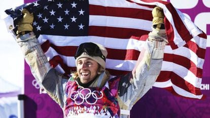O norte-americano Sage Kotsenburg celebra a medalha de ouro na modalidade de Slopestyle.