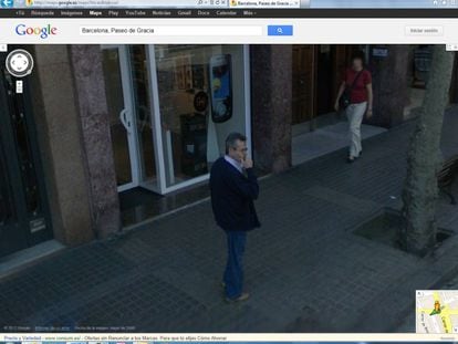 Um homem captado pelo Street View do Google em Barcelona.