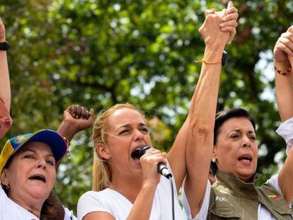 Esposas de pol&iacute;ticos oposicionistas presos protestam em Caracas.