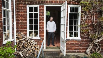 George Steiner na porta de sua casa em Cambridge, em 2016.