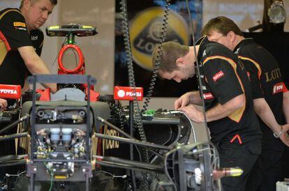 Os mecânicos da Lotus preparam o carro de Maldonado.