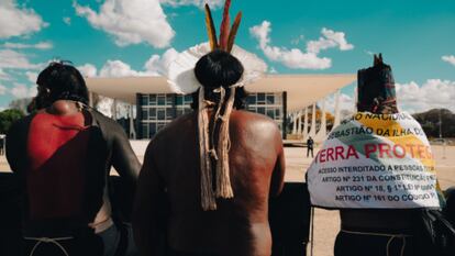 Indígenas protestando contra o marco temporal, em Brasília.