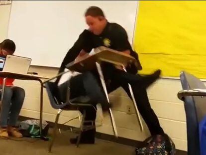 Policial dos Estados Unidos agride estudante negra na sala de aula