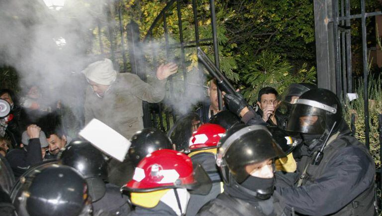 A polícia reprimiu os manifestantes diante da residência da governadora de Santa Cruz, Alicia Kirchner.