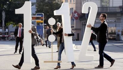 Ativistas do movimento 1:12, em Zurique (Suíça).