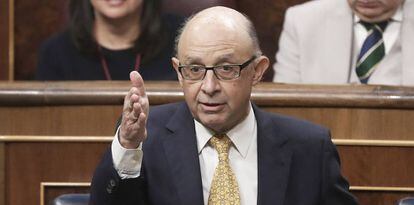 O ministro da Fazenda da Espanha, Cristóbal Montoro, fala no Congresso