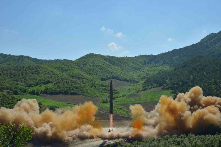 Decolagem do míssil balístico intercontinental Hwasong-14 (foto da agência norte-coreana KCNA)