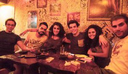 Asht e seus amigos em Abou George, bar do bairro cristão de Damasco.