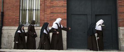 A freira mais velha das carmelitas de Valladolid, de 89 anos, convive agora com meninas de 18 anos no convento.
