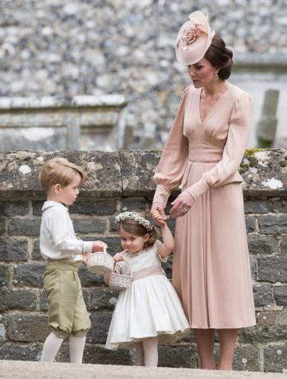 O príncipe George e a princesa Charlotte, na chegada ao casamento de sua tia.