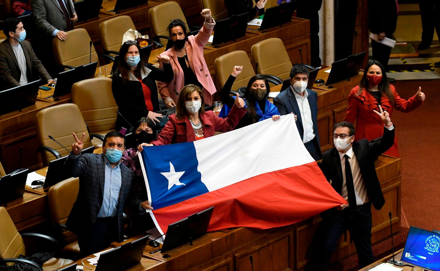 Deputados chilenos comemoram no plenário do Congresso a aprovação da lei que permite o saque antecipado de 10% do valor depositado nos fundos de previdência, nesta quinta-feira.
