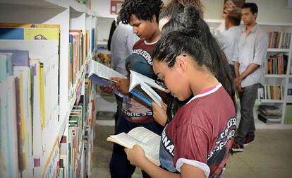 Programa Escola Digna leva bibliotecas a escolas do Maranhão.