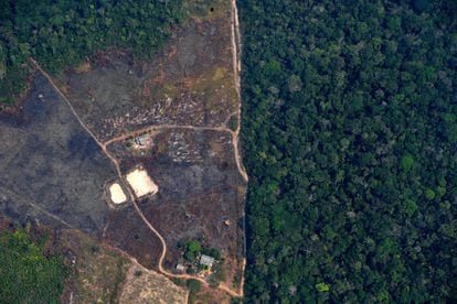 Vista aérea de uma terra desmatada na selva amazônica próxima aos incêndios, a cerca de 65 km de Porto Velho, no dia 24 de agosto.