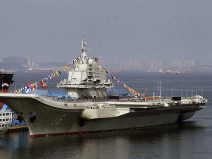 O &#039;Liaoning&#039;, o primeiro porta-avi&otilde;es chin&ecirc;s no porto de Dalian.