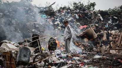 Um homem em um depósito de lixo de Buenos Aires, na última segunda-feira.