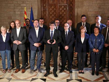 Puigdemont, no centro, e sua equipe de Governo antes da votação.