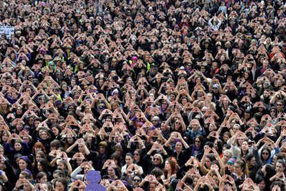 Centenas de mulheres reunidas em 8 de março de 2018, Dia Internacional da Mulher, em Bilbao.