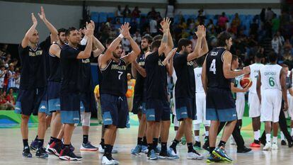 A seleção argentina de basquete após sua vitória contra a Nigéria.