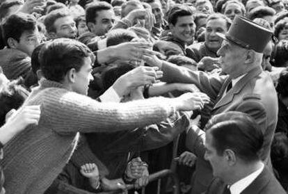 Multidão em Besançon aclama o general De Gaulle em 1963.
