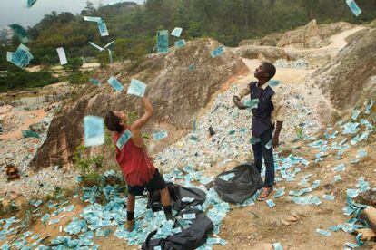 Corrupção desarmada e dinheiro distribuído no lixão em 'Trash'.