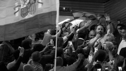 Santiago Abascal, líder do espanhol Vox, ao chegar em um comício no dia 24 de abril.