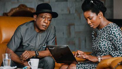 A atriz e diretora Genevieve Nnaji ao lado de Nkem Owoh, seu tio no filme.