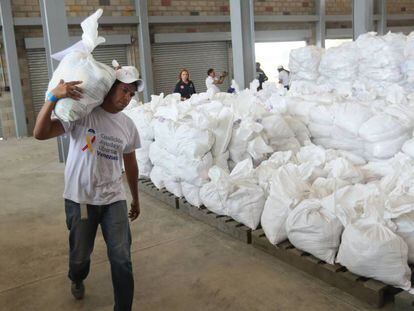 Autoridades organizam a ajuda humanitária em um centro de distribuição em Cúcuta, na Colômbia