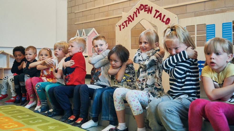 Várias crianças em uma sala de aula de um colégio público de Helsinque.