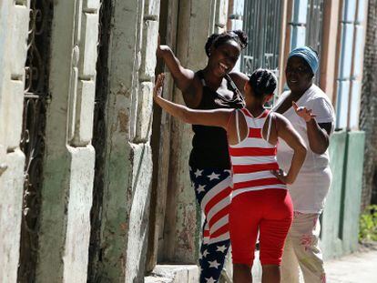 Mujeres conversando em uma rua de Havana.