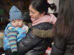 Mãe e filho em uma rua de Shangai.