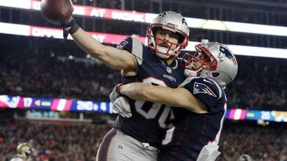 Amendola comemora um touchdown para o New England Patriots com Hogan.