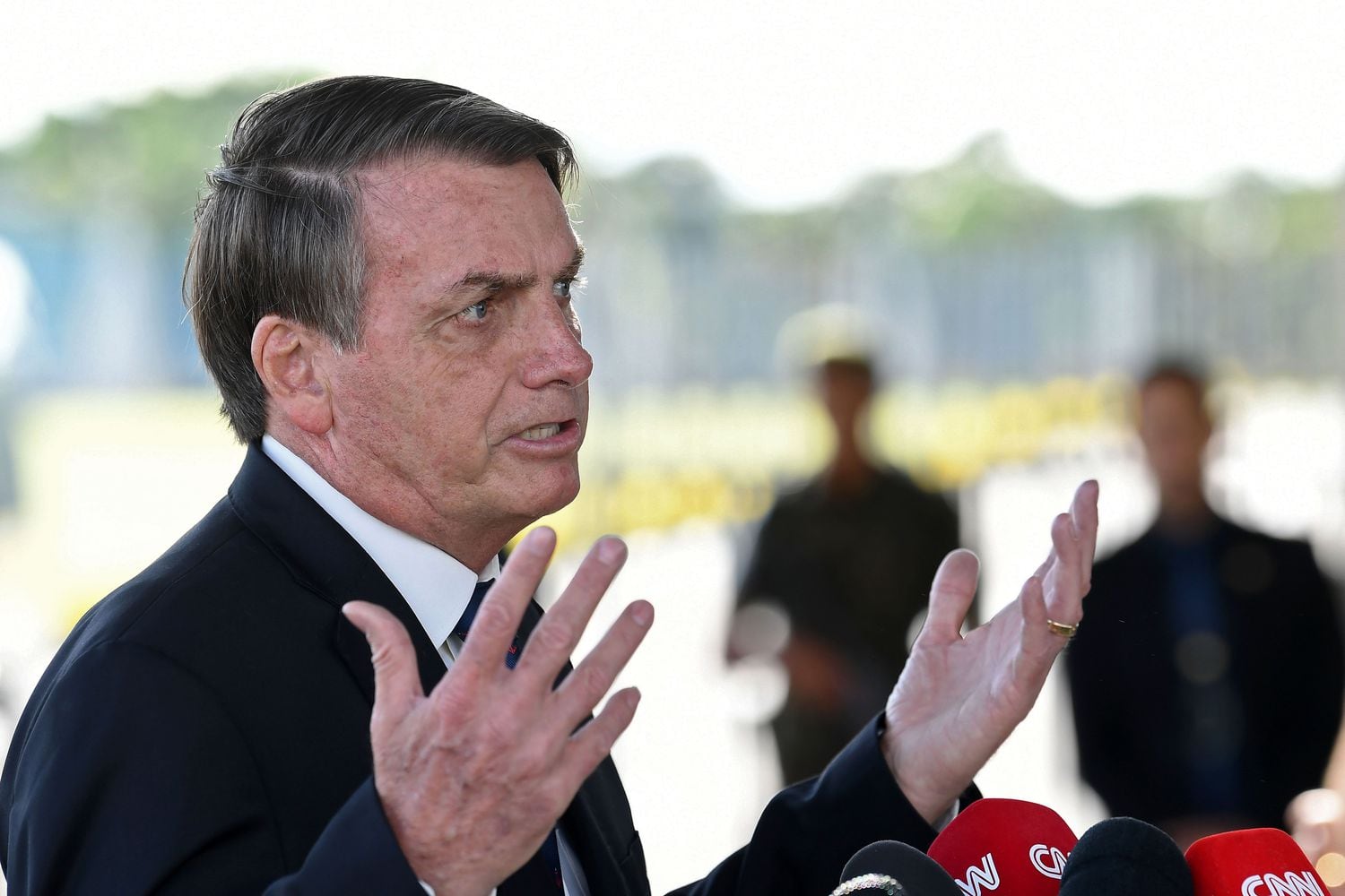Bolsonaro fala com jornalistas em frente ao Palácio da Alvorada nesta sexta-feira.