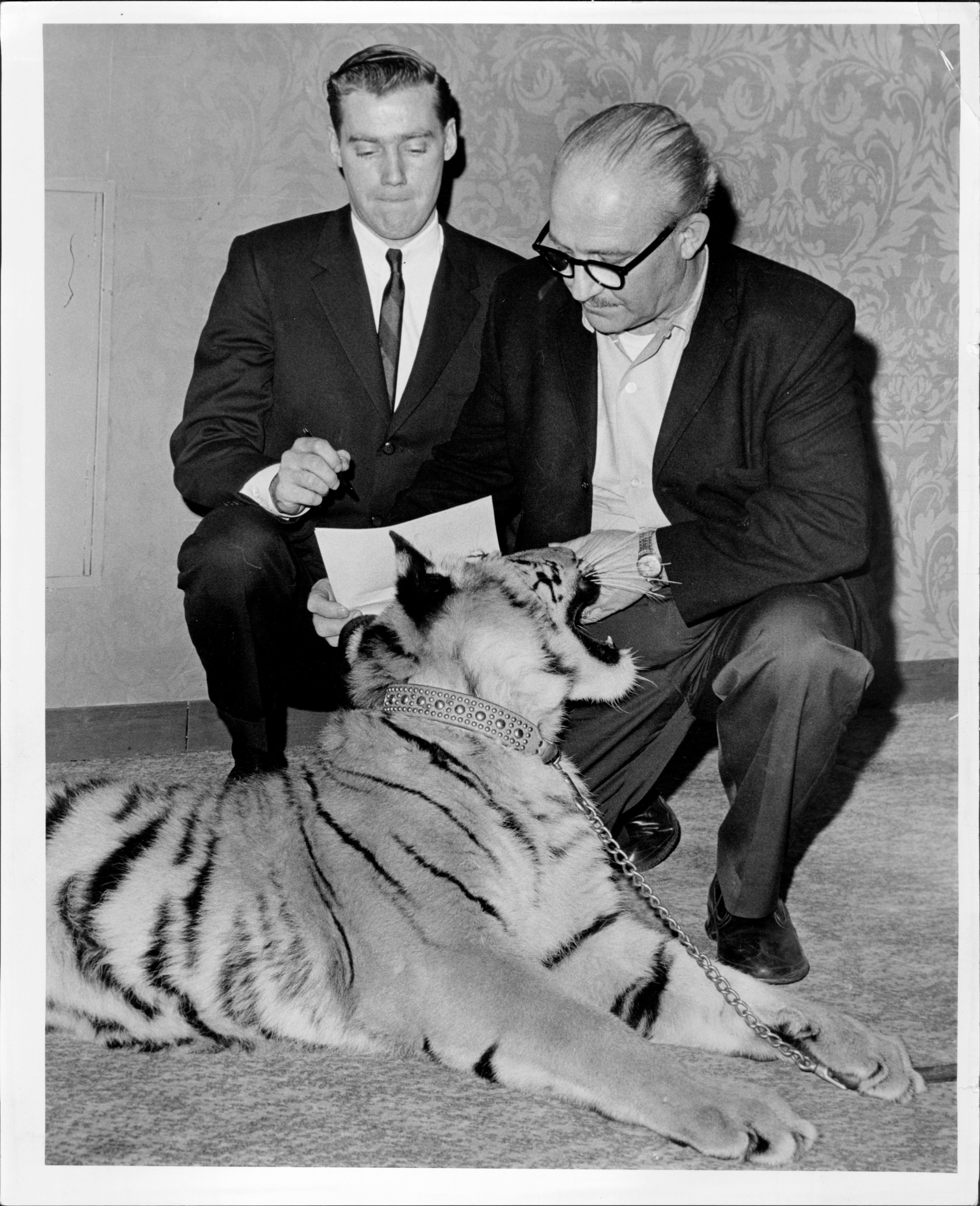 Fred Trump Jr., o pai de Mary L. Trump, assina um contrato com Murray Zaret (à direita), produtor do Festival de Animais de Estimação e Exposição de Filhotes, em 1966. 