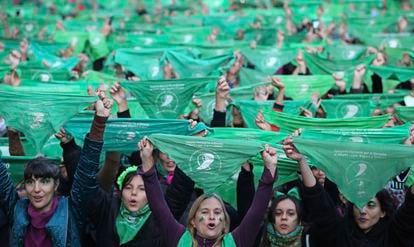 Ativistas mostram seus lenços verdes, símbolo da luta pela regulamentação do aborto, em maio de 2019, na Argentina.  
