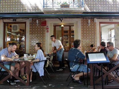 Terra&ccedil;o do restaurante P&atilde;o de Canela, na Pra&ccedil;a das Flores (Lisboa)