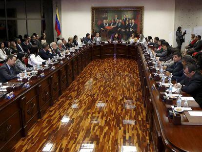 O novo Tribunal Supremo venezuelano, nomeado pela Assembleia que está saindo, em sua primeira reunião em Caracas.