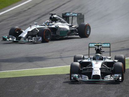Hamilton ultrapassa Rosberg depois do erro do alemão.