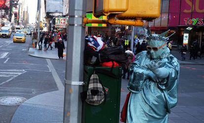Homem vestido de Est&aacute;tua da Liberdade na Times Square, em Nova York.