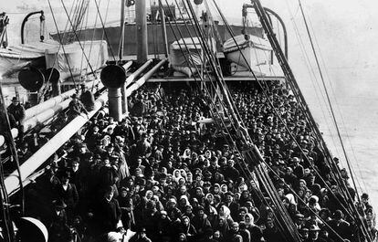 Navio com migrantes em direção a Ellis Island, em 1906.