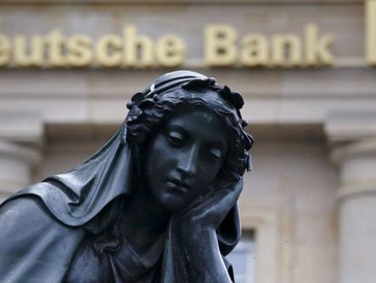 Estátua diante de uma agência do Deutsche Bank em Frankfurt.