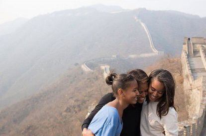 Michelle Obama e suas filhas Malia e Sasha na Muralha da China.