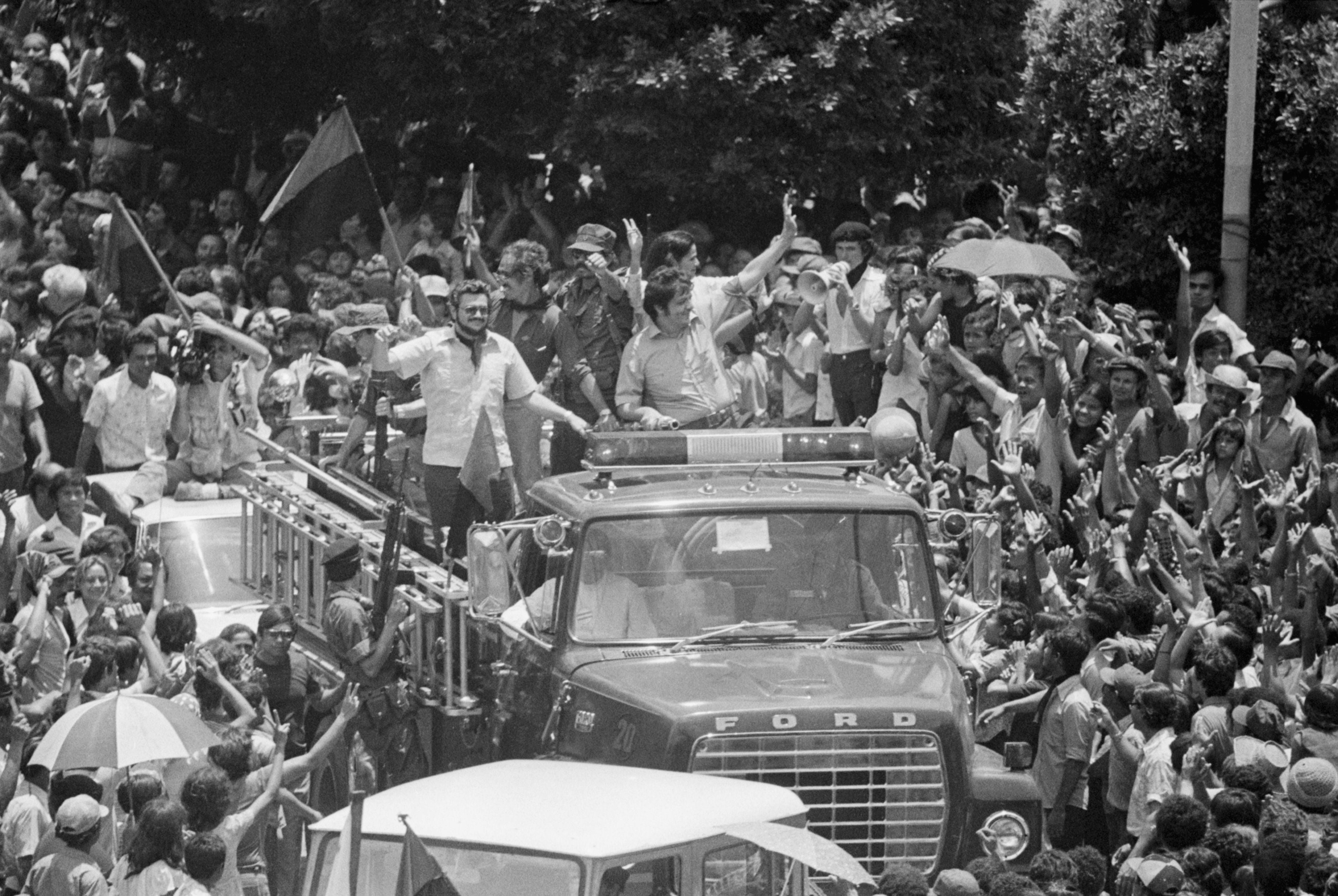 Membros da junta de governo provisório sandinista entram na praça principal no centro de Manágua, Nicarágua.