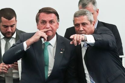 Bolsonaro conversa com o ministro da Defesa, general Braga Netto em evento no Rio de Janeiro EFE/ André Coelho