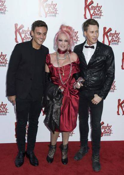 Daley y Lance com a cantora Cindy Lauper, na estreia do musical "Kinky boots" em Londres, no ano passado.